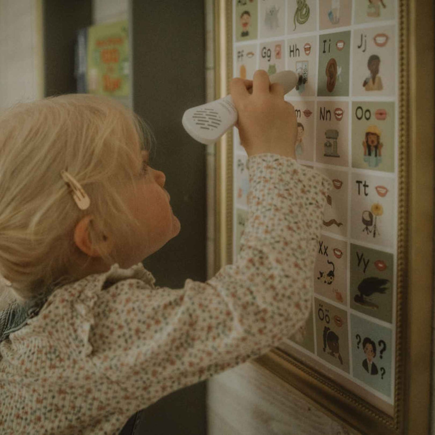 Barn duttar med läspennan mot bokstaven H