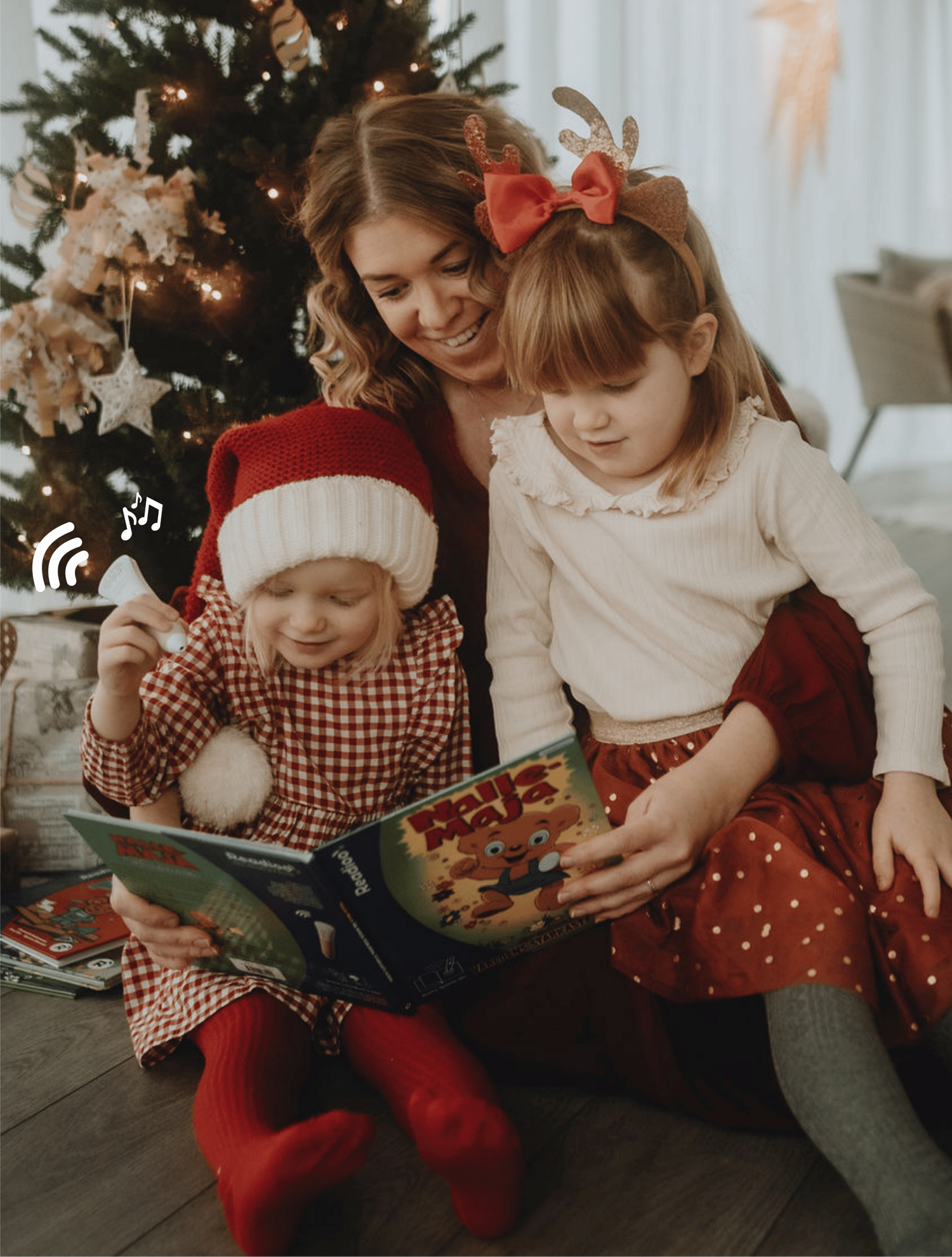 Familj läser Bamse vid granen