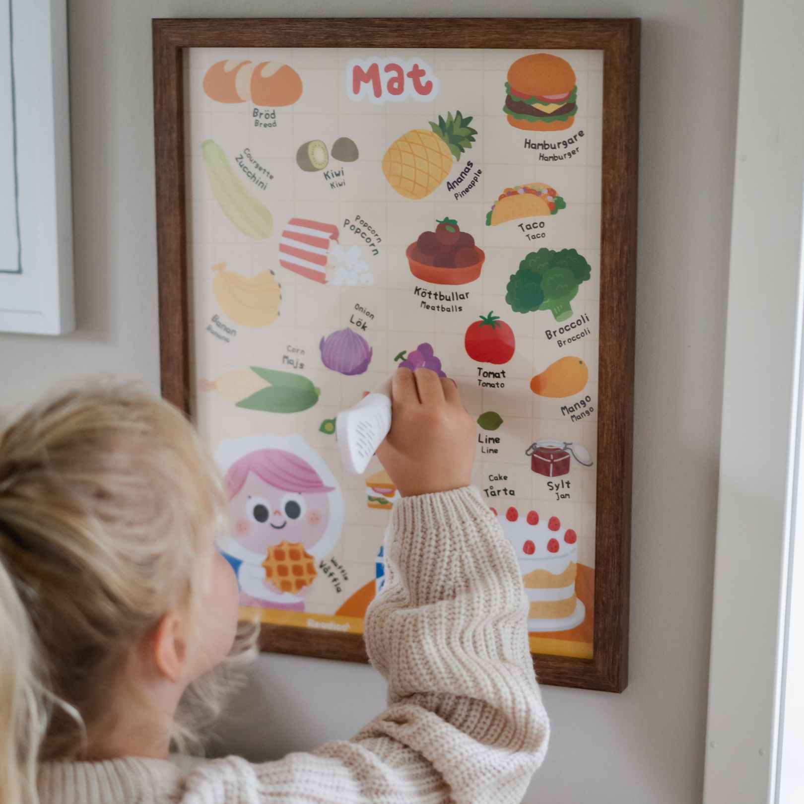 Barn duttar på den interaktiva postern och hör vad vindruvor heter på svenska och engelska