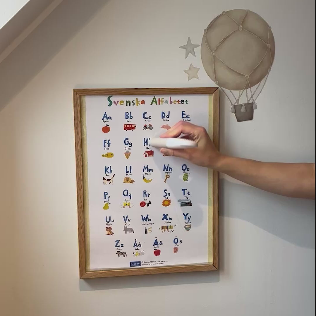 Demofilm visar hur Readioos läspenna aktiverar ljud i postern om svenska alfabetet