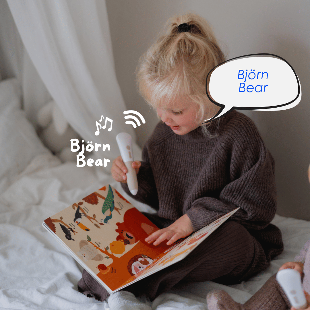 Barn duttar i bok och hör djurens namn på både svenska och engelska